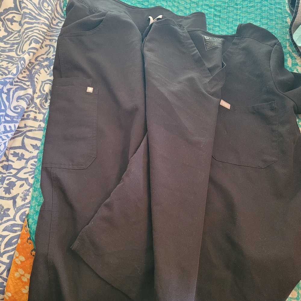Figs Women's Black Scrub Set, Top Medium, Pants Large - Picture 5 of 6